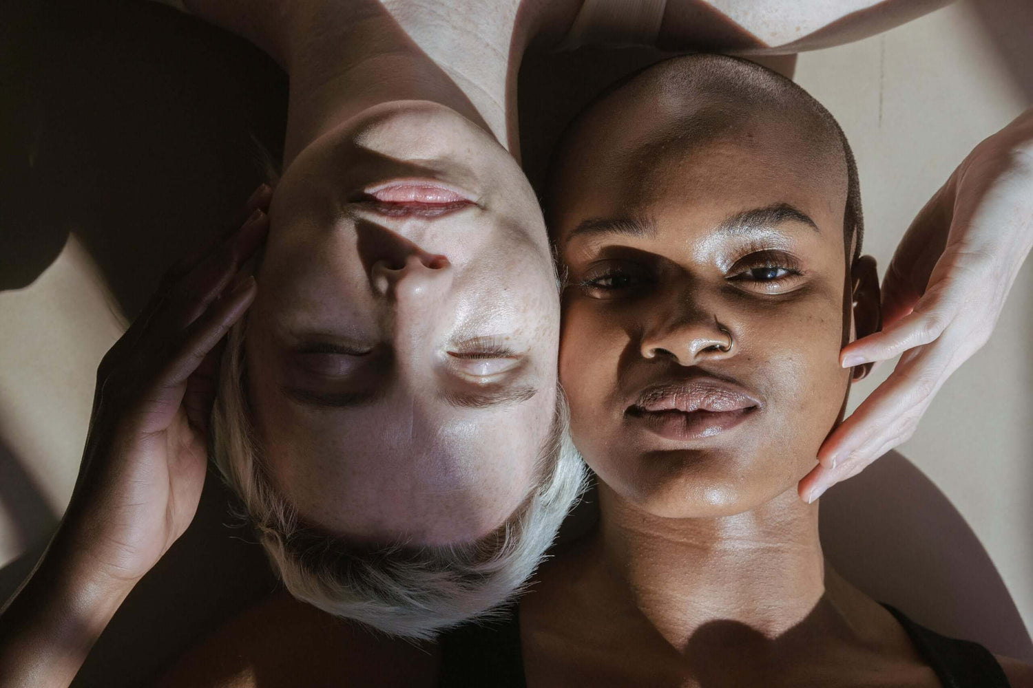 שתי נשים זו לצד זו בהארת אור וצל, מייצגות את השינויים בגיל המעבר וההשפעה על הנרתיק.