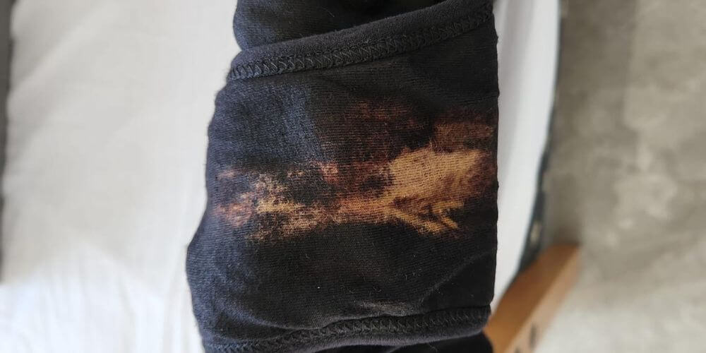 כתם כתום על תחתוני מחזור שחורים.