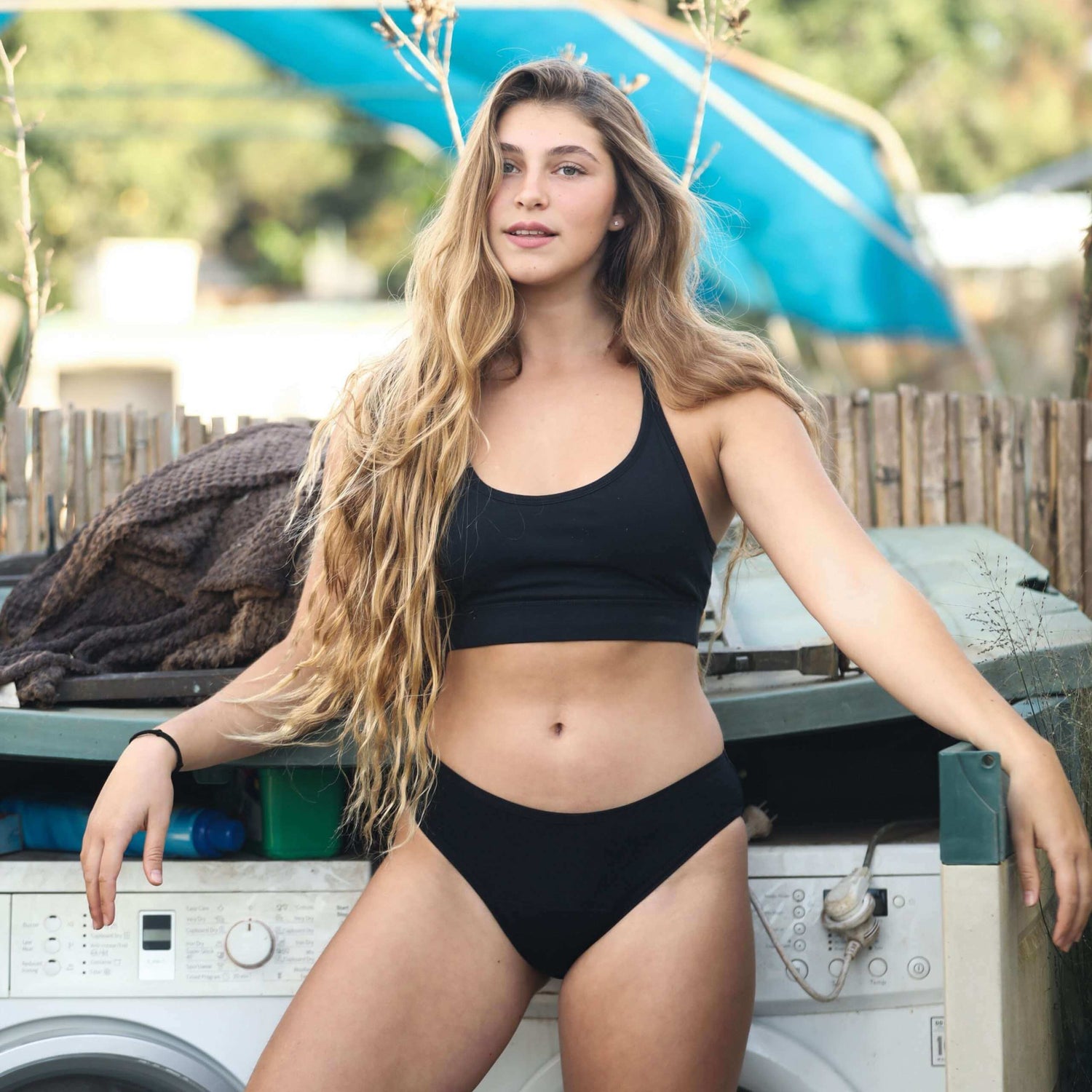 אישה לובשת תחתוני מחזור ליליבלום