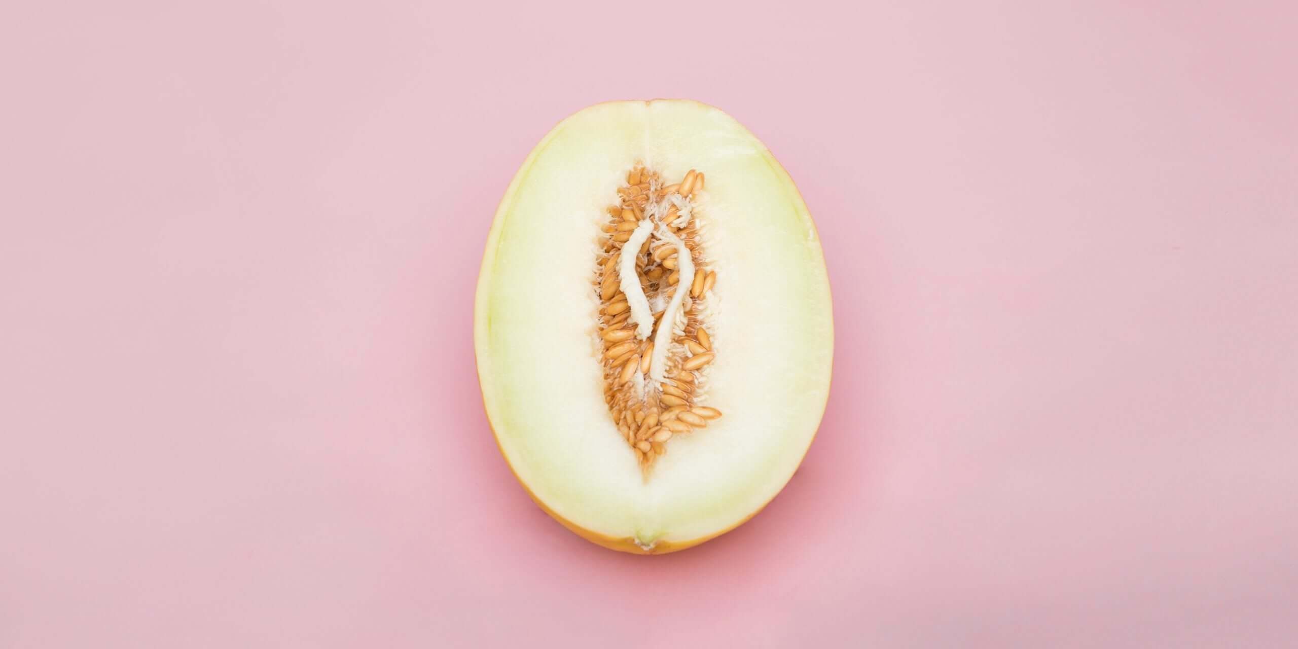 חצי מלון עם גרעינים על רקע ורוד, מסמל רעננות קיצית