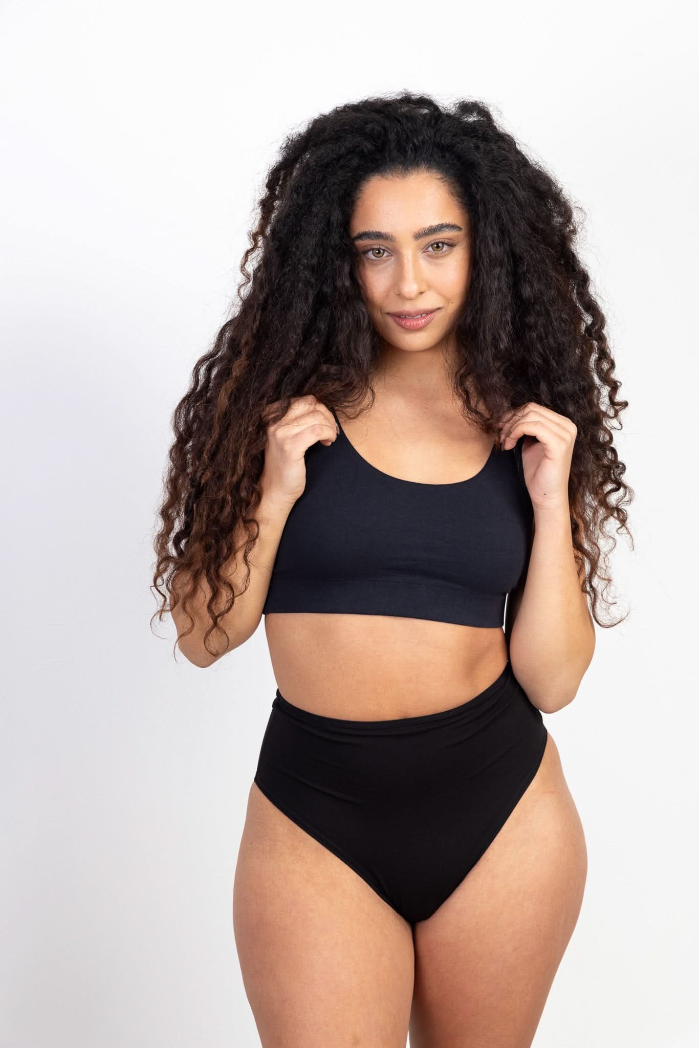 תחתוני בריף בגזרה גבוהה מכותנה אורגנית בצבע שחור