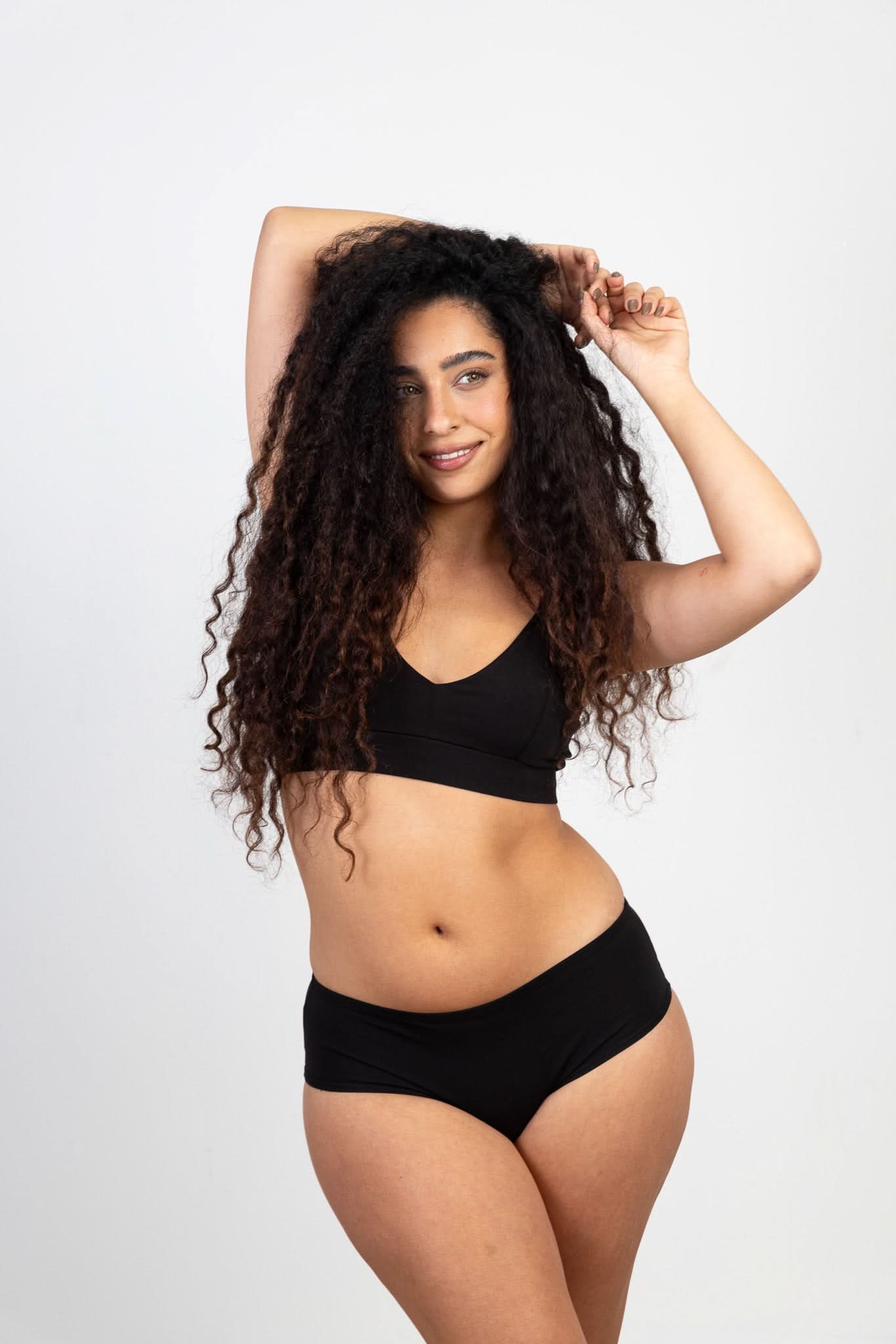 תחתוני היפסטר מכותנה אורגנית בצבע שחור