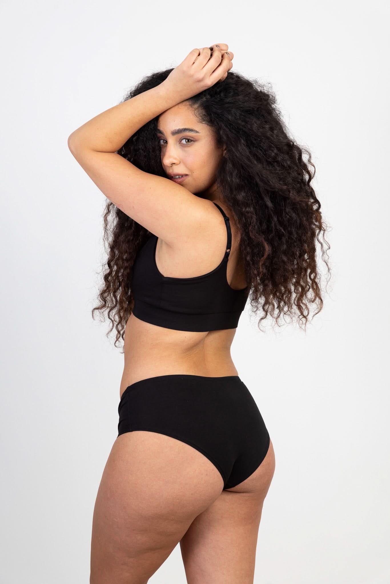 תחתוני היפסטר מכותנה אורגנית בצבע שחור