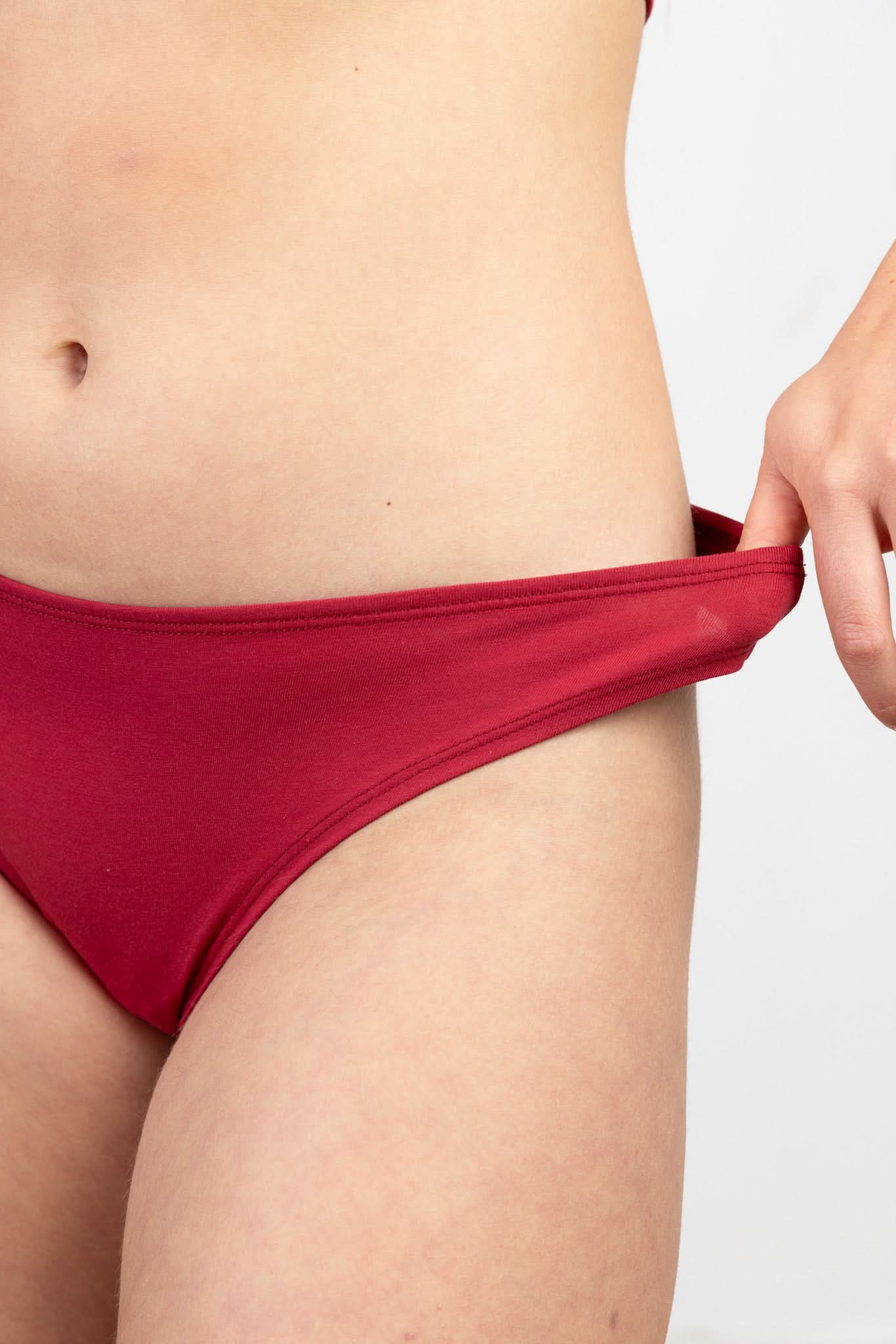 תחתוני חוטיני מכותנה אורגנית בצבע אדום