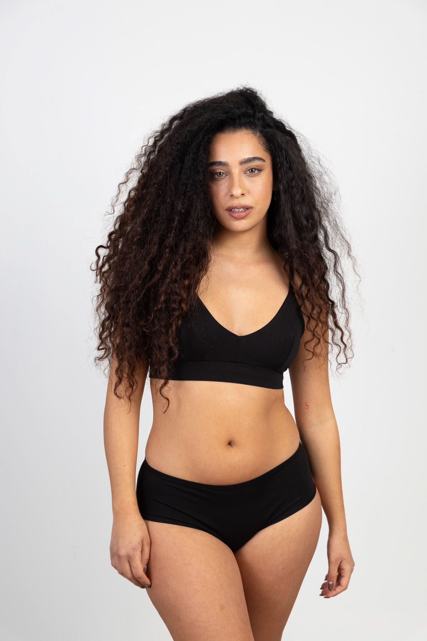 תחתוני היפסטר מכותנה אורגנית בצבע שחור