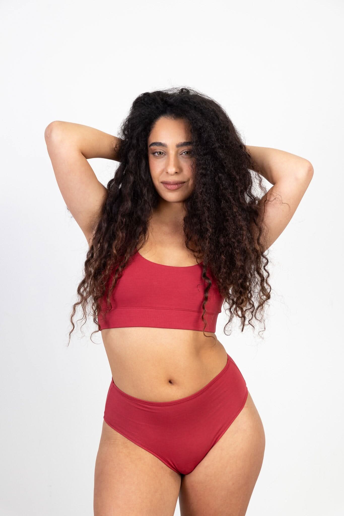 תחתוני מידי בגזרה גבוהה מכותנה אורגנית בצבע אדום